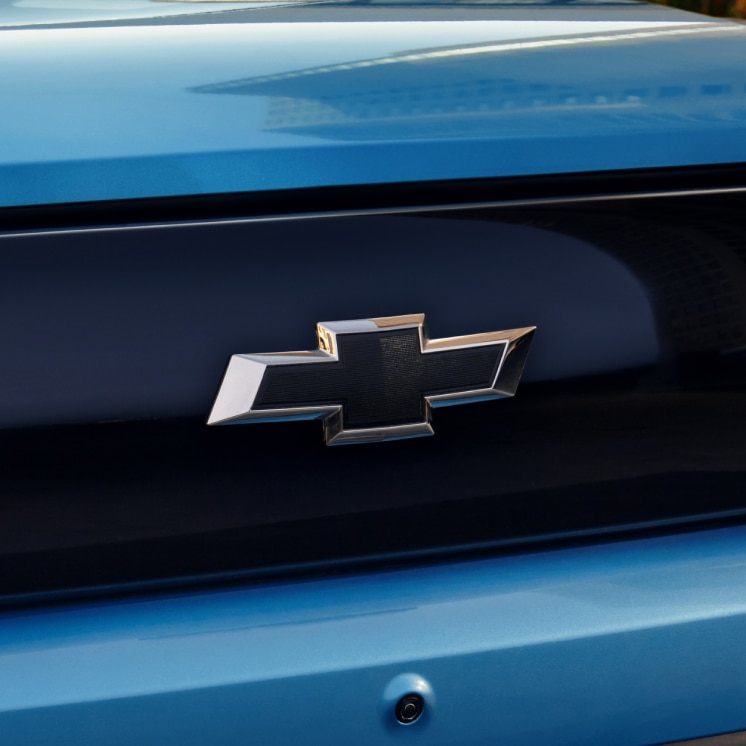Emblema de Chevrolet sobre la cajuela de un vehículo azul