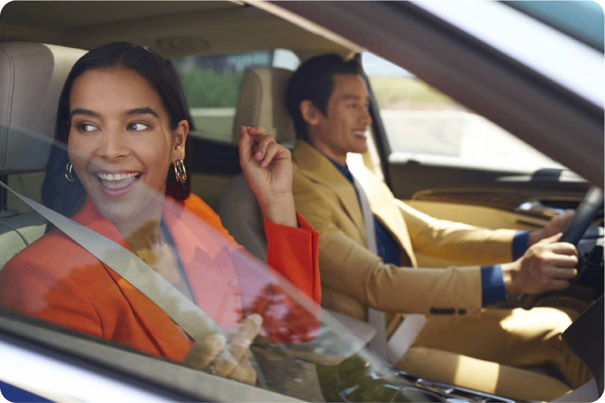 Pareja disfrutando un viaje en un auto Chevrolet con confort y estilo