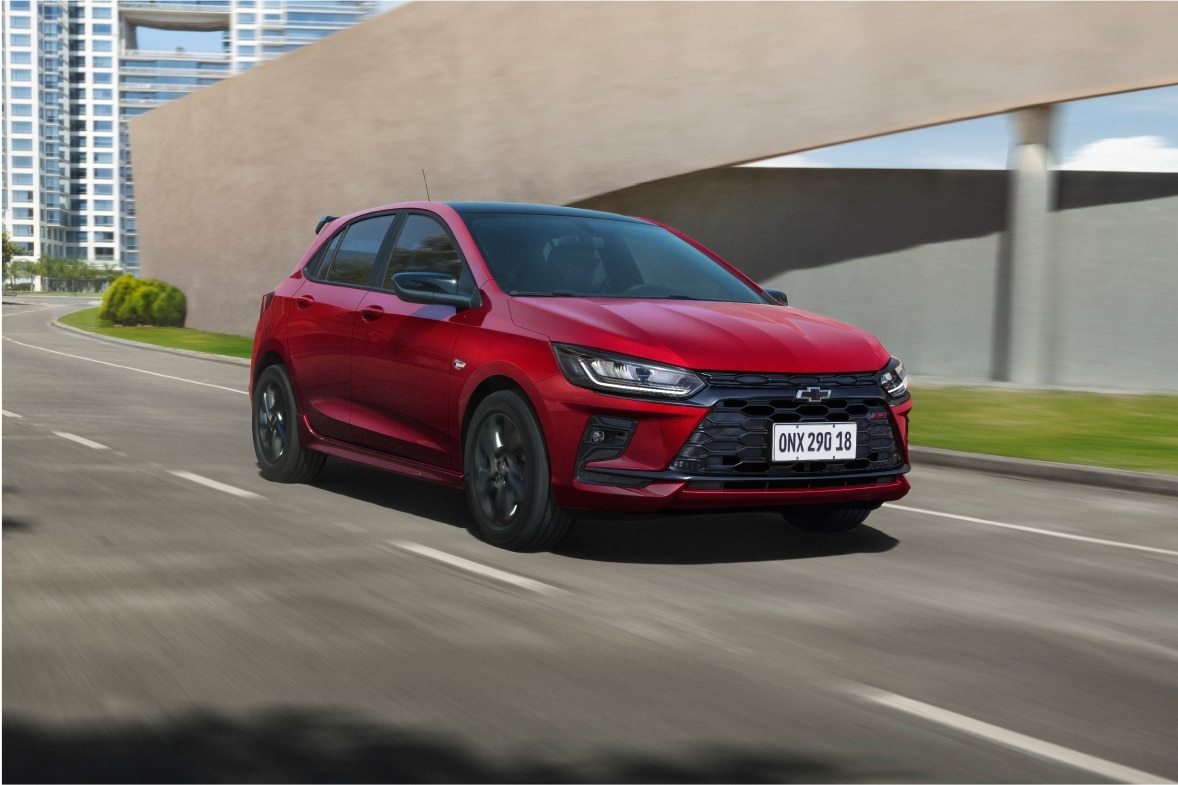 Chevrolet Onix RS rojo circulando por la ciudad