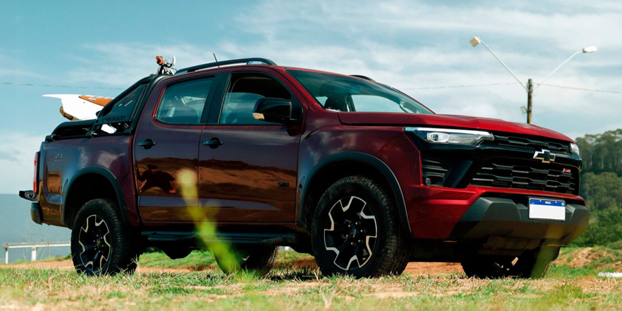 Chevrolet S10 roja con diseño exterior robusto, preparada para el trabajo, la aventura y el desempeño en diferentes tipos de terreno.